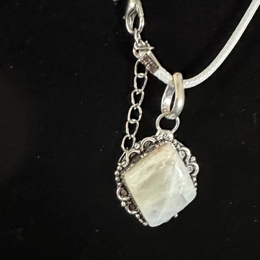 Elegant Natural Stone Pendant Necklace - Picture 9 of 11